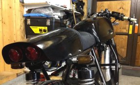 Yamaha XS 850 3 cylindres Café Racer : création et couture de la selle